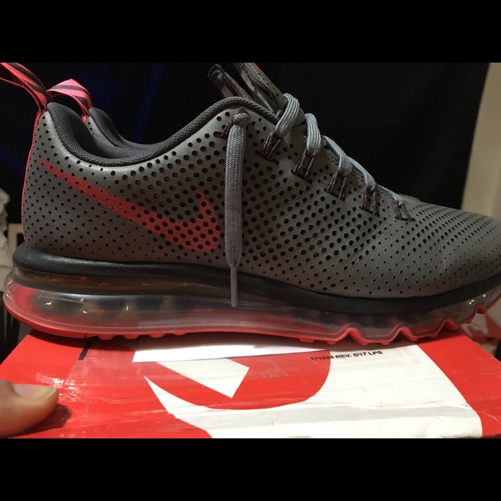 Pair of Nikes almost new